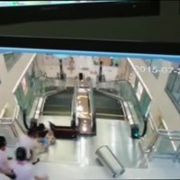 Video: Ķīnā lielveikala eskalatorā ierauj sievieti; pirms nāves paspēj izglābt dēlu