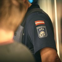 IDB aizdomās par dienesta stāvokļa ļaunprātīgu izmantošanu aizturējis policistu un detektīvu