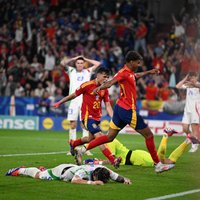 Spānija ar negaidīti dominējošu sniegumu sarūgtina Eiropas čempioni Itāliju
