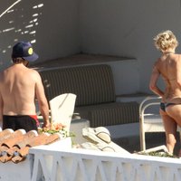 Pamela Andersone, vaļojoties ar vīru, zibina dupsīti