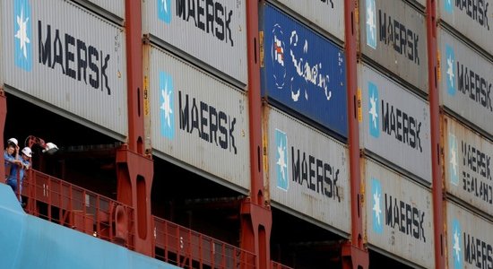 Pēc uzbrukuma kuģim 'Maersk' pārtrauc pārvadājumus caur Bābelmandeba šaurumu