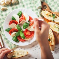Mocarella – svaigiem salātiem un kraukšķīgām siermaizēm: 10 idejas vieglām maltītēm