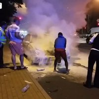 ВИДЕО: В Юрмале загорелся Mercedes - прохожие пытались сами потушить огонь
