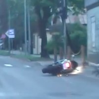 Video: Motociklists Jūrmalā traucas ar ātrumu 120 kilometri stundā un nokrīt