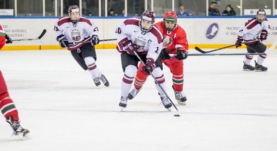 Латвийские хоккеисты обыгрывают белорусов и датчан
