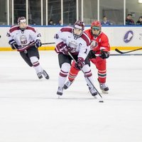 Латвийские хоккеисты обыгрывают белорусов и датчан