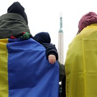 ФОТО, ВИДЕО. Митинг, минута молчания и троллейбус в цветах флага: в годовщину войны Латвия демонстрирует поддержку Украине