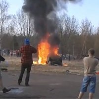 Video: Dragreisā avarējušā auto dedzinātājiem Kazruņģī draud bargs cietumsods