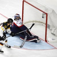 Ledus problēmas, kuriozi goli un atspēlēšanās – Vācijas hokejisti Ķelnē uzvar slovākus