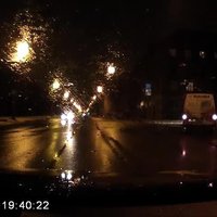 Video: Radošs autovadītājs parāda, kā nestāvēt pie sarkanā