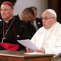 Konservatīvie katoļi apsūdz pāvestu Francisku par 'zaimojošām un māņticīgām darbībām'