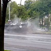 Video: Minskā pa slapju asfaltu stabā ievirpuļo tanks