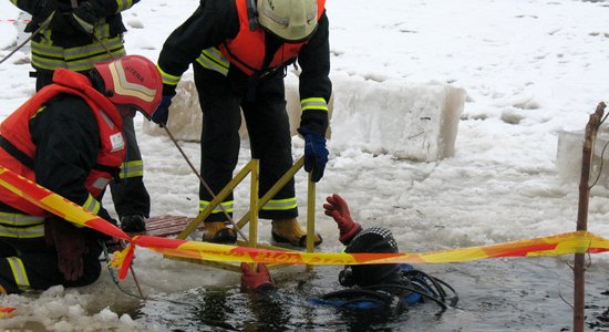 Foto: Pārrobežu mācībās imitē naftas noplūdi Daugavā