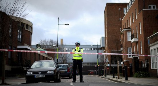 Londonā uzbrucējs sadur sievieti un 11 gadus vecu meiteni