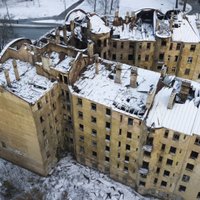 Сгоревший дом на Калнциема может обвалиться в любой момент