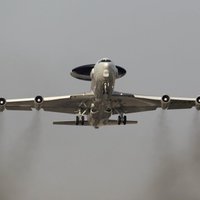 Video: Kā tuvplānā un no iekšpuses izskatās NATO 'debesu acis' AWACS