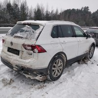 Foto: Par 'plikām' riepām Jūrmalā numurzīmes atņemtas ne tiem lētākajiem auto