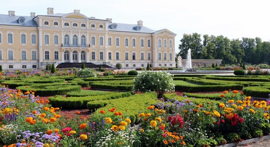 Rundāles pils apmeklētāju skaits krietni sarucis; par biļetēm būs jāmaksā vairāk