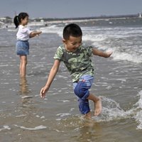Ķīnā formāli apstiprina trīs bērnu politiku
