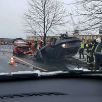 ФОТО: Тяжелая авария в Вецмилгрависе; BMW приземлился на крышу (дополнено в 16.22)