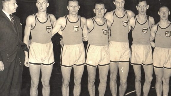 “Universitātes Sporta” basketbola vienība 20. gs. 30. gadu vidū; foto no Roberta Bluķa ģimenes arhīva.