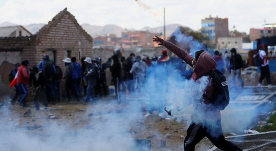 Sadursmēs starp Peru eksprezidenta atbalstītājiem un drošības spēkiem vismaz 17 bojāgājušie