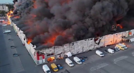 Varšavā izcēlies plašs ugunsgrēks iepirkšanās centrā