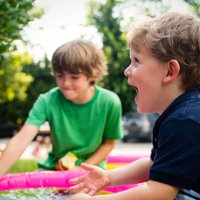 Bērnu drošība vasarā: pieci jautājumi, kas jāpārrunā ar bērniem