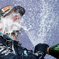 Botass uzvar Krievijas 'Grand Prix'; Hamiltons sodu dēļ nepanāk Šūmahera rekordu