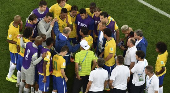 Brazīlijas izlases uzbrucējs Freds un vārtsargs Sēzars paziņo par karjeras beigām valstsvienībā