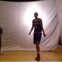 Video: Porziņģis NBA fotosesijā realizē trika metienu