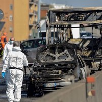 Itālijā šoferis nolaupa un aizdedzina autobusu ar bērniem