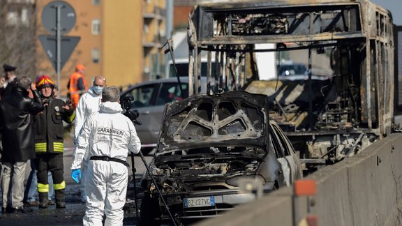 Itālija nolaupīts un aizdedzināts autobuss ar skolēniem - 6