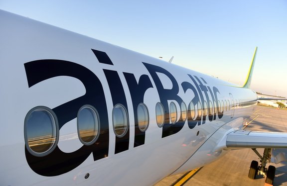 Pustūkstotis eiro par lidojumu "lūznī" – pasažiere neizpratnē par "airBaltic" reisā piedzīvoto 