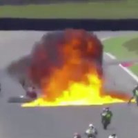 Video: Sacensībās Spānijā pēc avārijas uzsprāgst sacīkšu motocikls