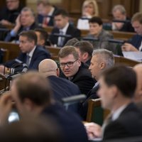 Saeima uztic 'mīksto' mandātu astoņiem deputātiem