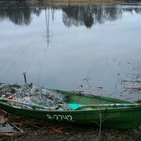 Смерть на озере: лодка перевернулась, рыбак запутался в сетях и утонул