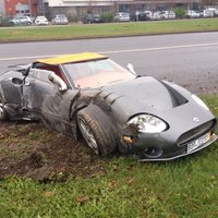 ФОТО: В Риге разбили люксовый спорткар Spyker - водитель врезался в столб