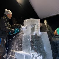 Jelgavā astoņdesmit tonnas ledus pārtop "Visuma stāstā"