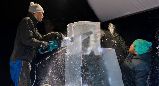 Jelgavā astoņdesmit tonnas ledus pārtop "Visuma stāstā"