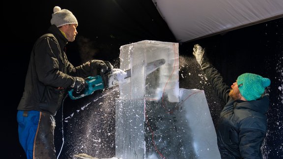 Jelgavā astoņdesmit tonnas ledus pārtop "Visuma stāstā"