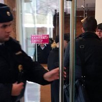 'Staļina nāves' aizliegšana Krievijā: policija 'viesojas' kinoteātrī, kas filmu rādījis