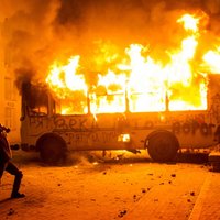 Kijevā atkal izcēlušās sadursmes starp protestētājiem un specvienībām; Janukovičs tiksies ar Kļičko(papildināts 21:20)