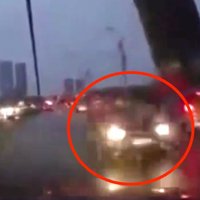 Video: Melnajā piektdienā auto Vanšu tiltu šķērso pa pretējo joslu