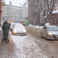 Oranžais brīdinājums – spēcīgā snigšana Rīgā turpināsies līdz pēcpusdienai