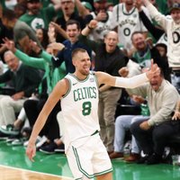 "Celtics" treneris: Porziņģis rāvās laukumā un "apgāja" komandas mediķus