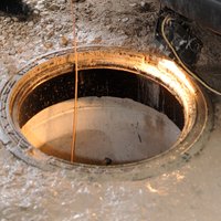 'Lattelecom' meklē īpašniekus savos sakaru pazemes tuneļos atrastiem neidentificētiem kabeļiem
