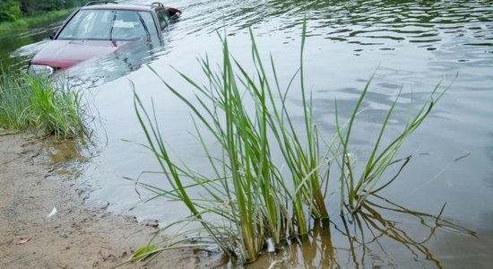 В Огрском крае автомобиль Nissan съехал в водоем: водитель погиб