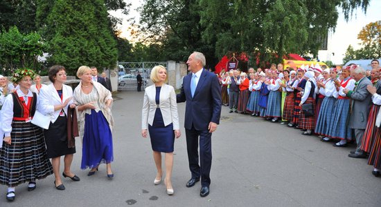 Fotoreportāža: valsts augstākās amatpersonas apmeklē deju lieluzvedumu 'Tēvu laipas'