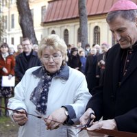 Fotoreportāža: Rīgā atklāj Sloskāna ielu un vajāto garīdznieku piemiņas istabu